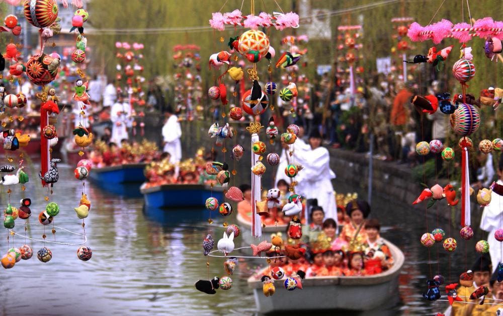 Muñecas colgantes o Tsurushibina del Hinamatsuri