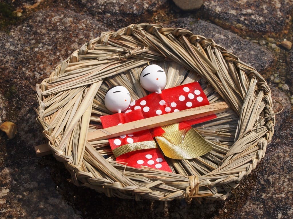Antigua muñeca de papel del Hinamatsuri