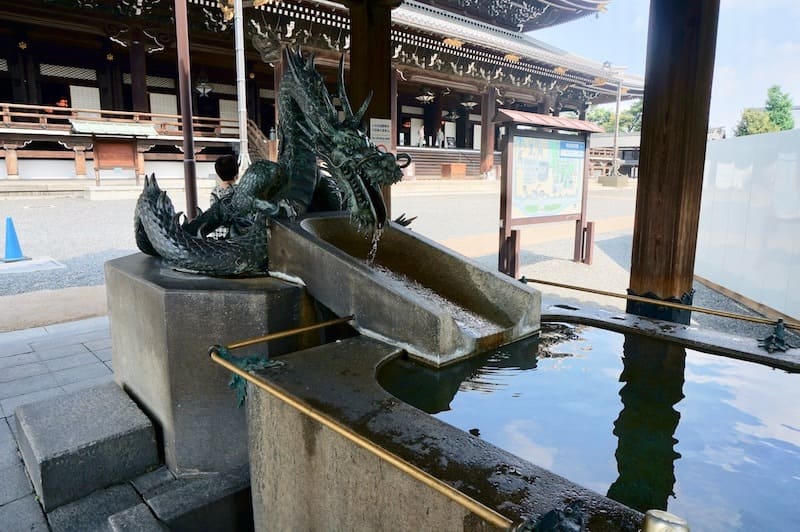 Fuente de manos con forma de dragón