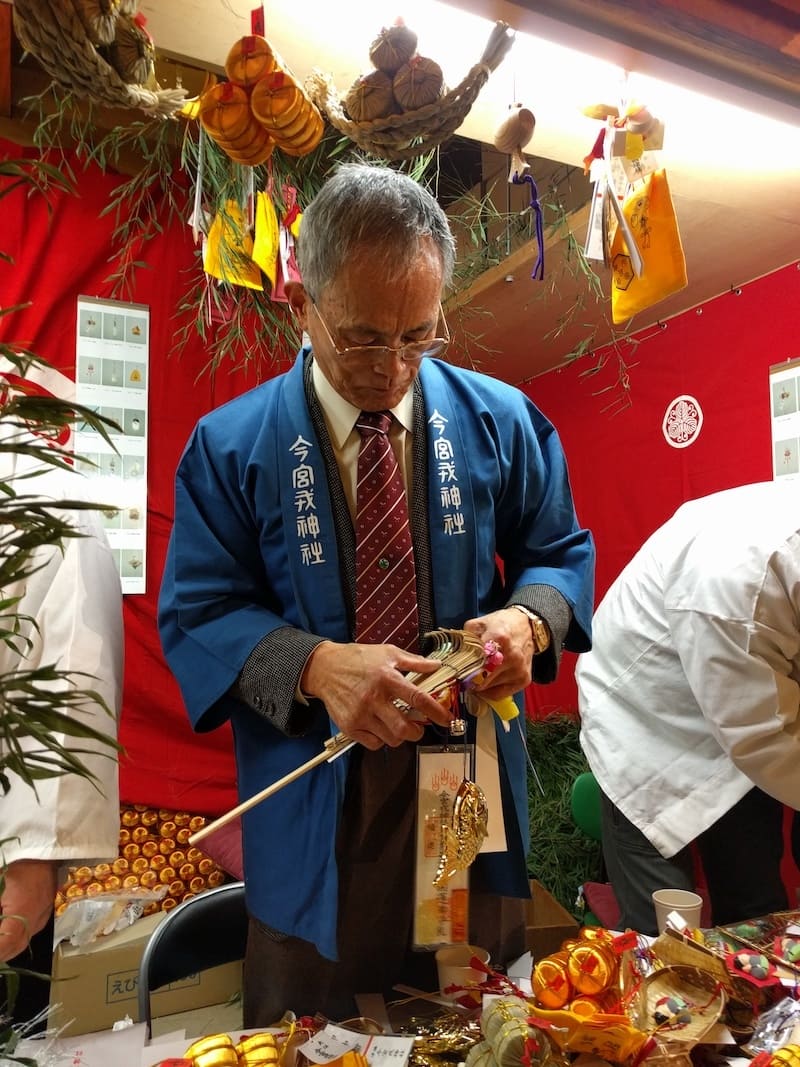 Hombre trabajando en el festival de la mayoría de edad