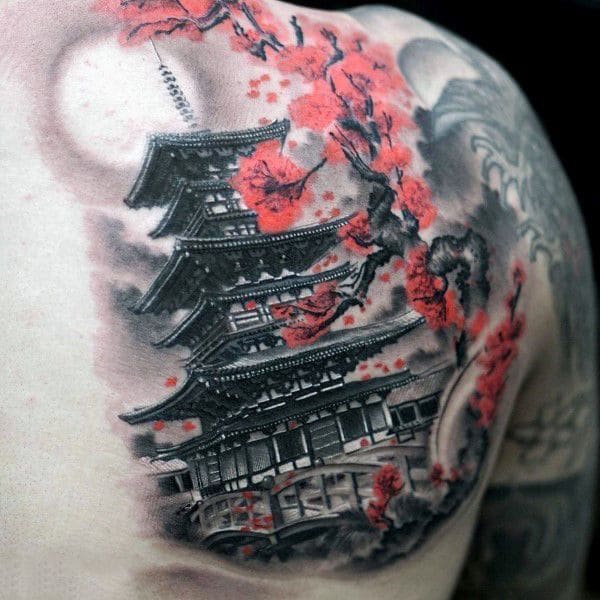 Tatuaje japones: Tatuaje japonés en el hombro de una pagoda