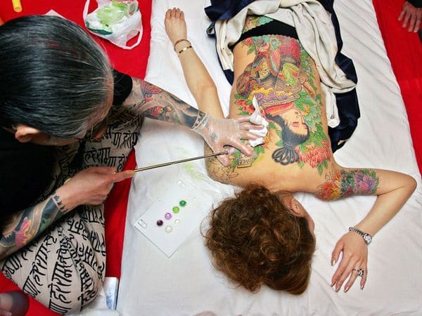 Tatuaje japones: Tatuaje japonés en la espalda de una geisha