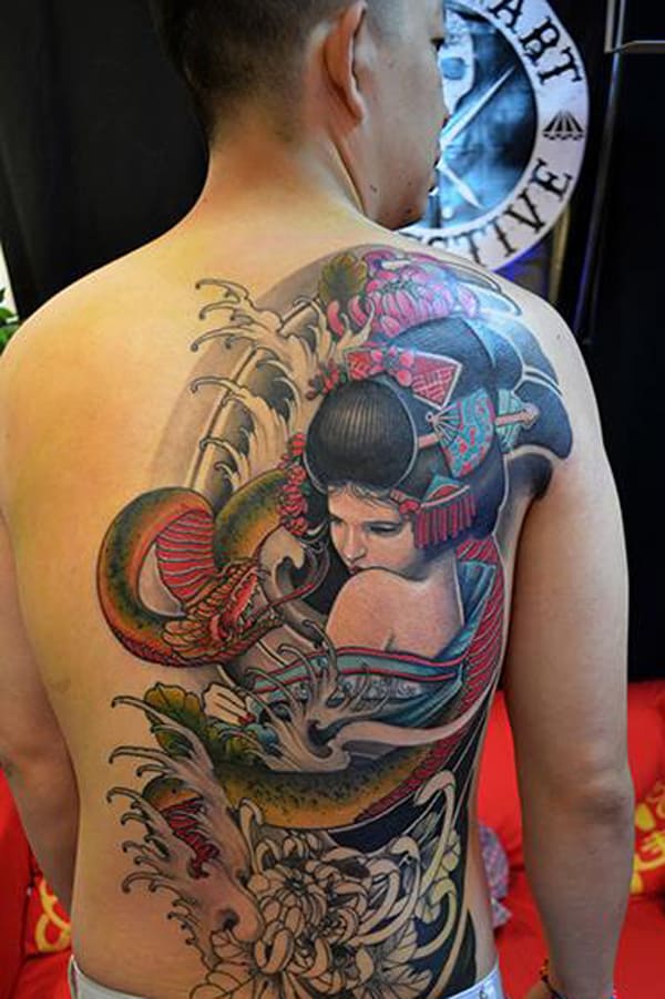Tatuaje japones: Tatuaje japonés en la espalda de una geisha y una serpiente