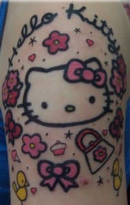 Tatuaje japones: Tatuaje de Hello Kitty en el brazo