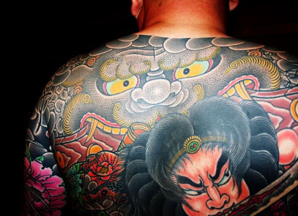 Tatuaje japones: Tatuaje japonés en la espalda de un demonio y un samurai