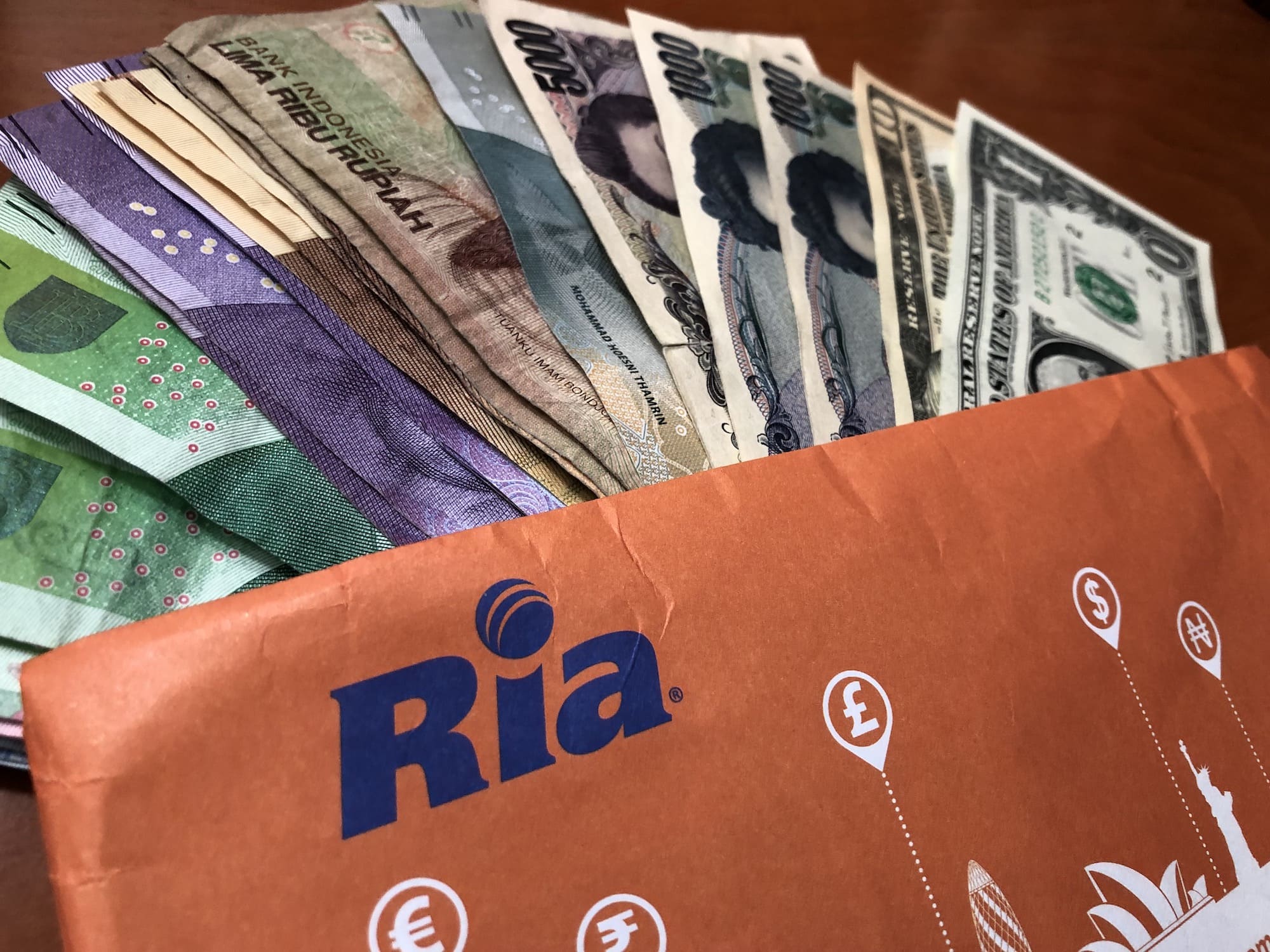 viajar: Cómo cambiar euros a moneda extranjera